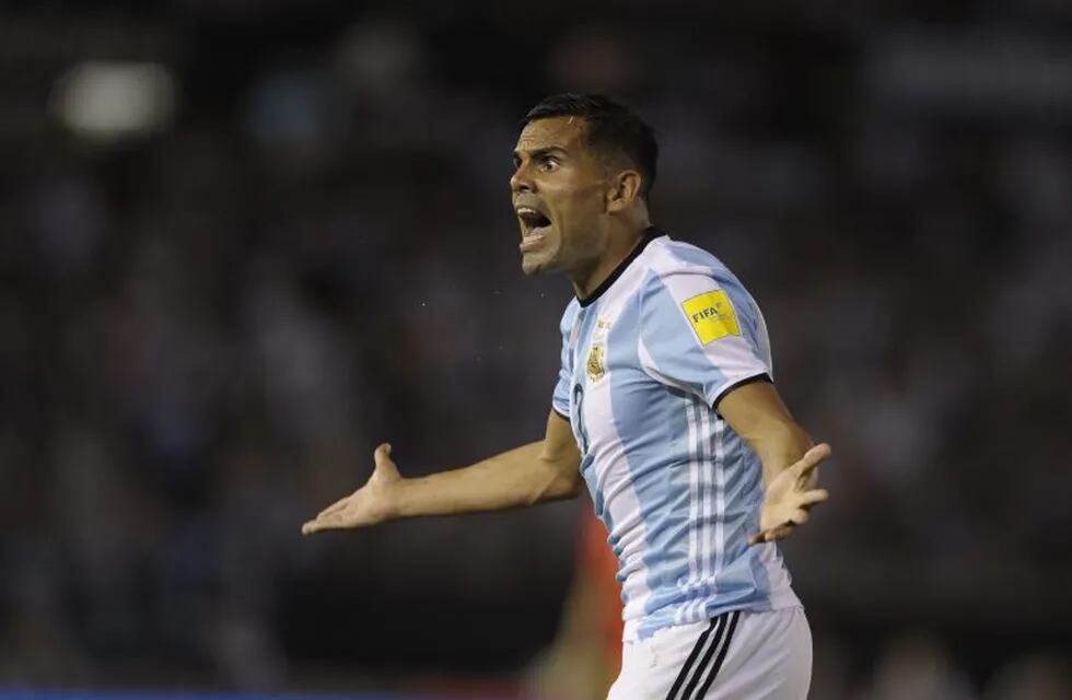 Argentina's Gabriel Mercado gestures during their 2018 FIFA World Cup qualifier football match against Chile at the Monumental stadium in Buenos Aires, Argentina, on March 23, 2017. / AFP PHOTO / ALEJANDRO PAGNI ciudad de buenos aires Gabriel Mercado futbol eliminatorias mundial 2018 futbolistas partido seleccion argentina vs chile
