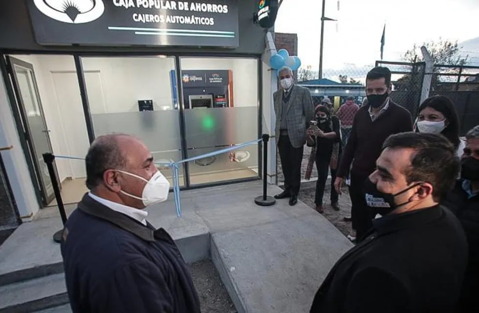 Manzur inauguró un cajero automático en El Bracho.