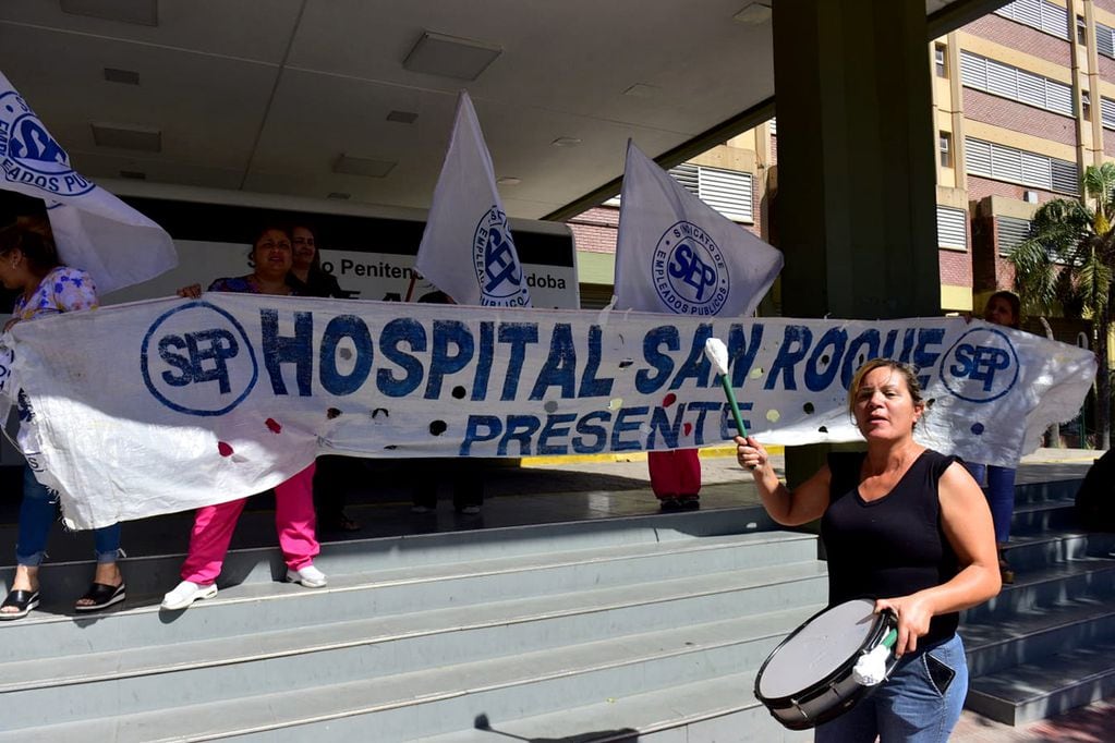 Protestas del SEP frente al Hospital San Roque de la ciudad de Córdoba. (José Gabriel Hernández / La Voz)