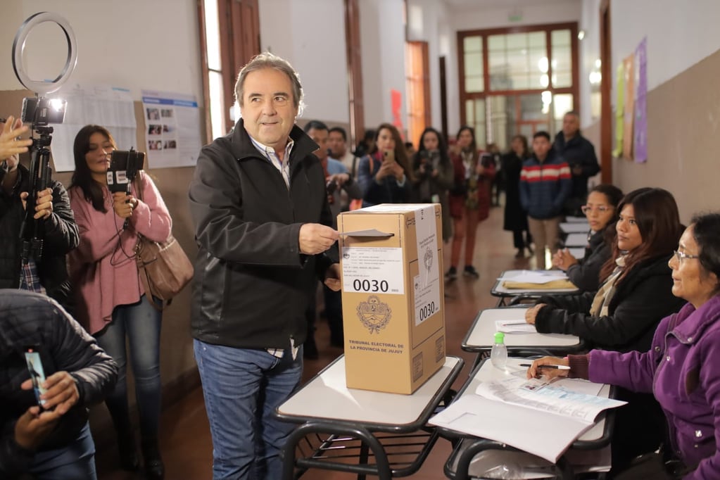 Alberto Bernis, diputado provincial y candidato a vicegobernador, al momento de sufragar en la Escuela Belgrano.