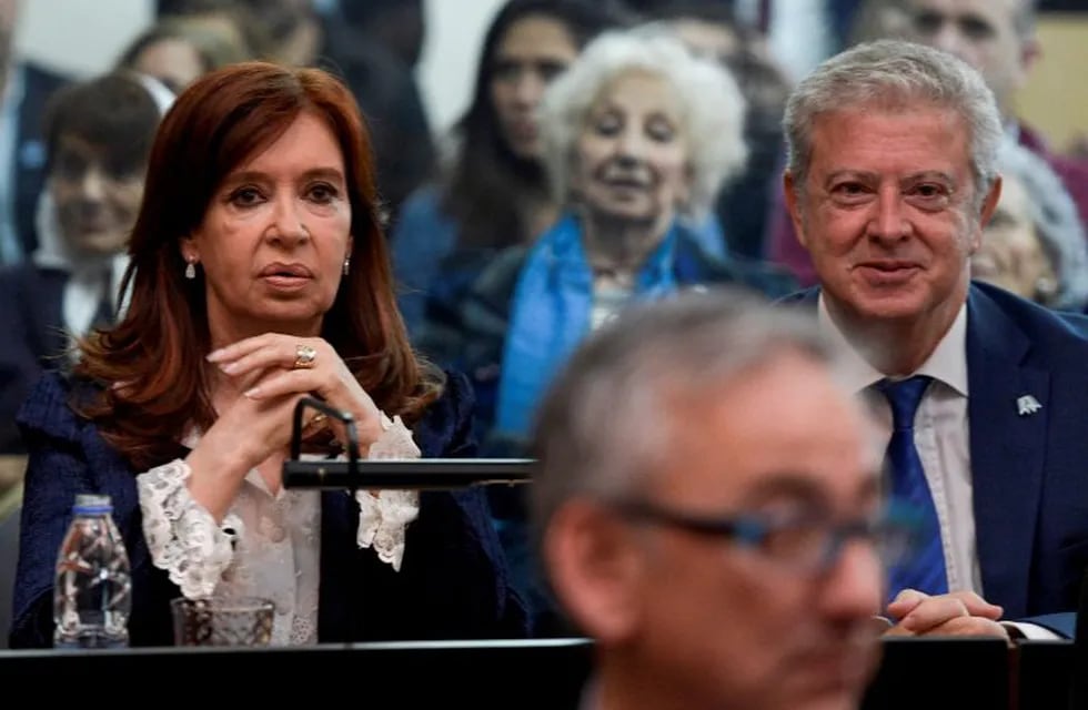 La expresidenta y actual senadora Cristina Kirchner hace gestos junto a su abogado defensor Carlos Beraldi en el tribunal de Comodoro Py el 21 de mayo de 2019, cuando comenzó el primer juicio contra ella por presuntos delitos de corrupción. Crédito: JUAN MABROMATA / AFP.