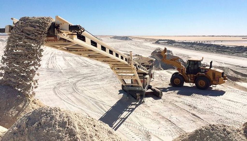 Gustavo Sáenz y Raúl Jalil firmaron un acuerdo que busca fomentar el desarrollo de la minería en La Puna.