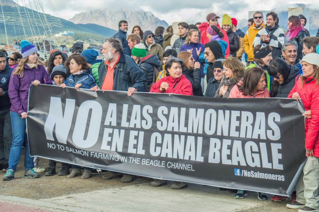 Manifestación "No a las Salmoneras en el Beagle" - Ushuaia. @Asociación Manekenk
