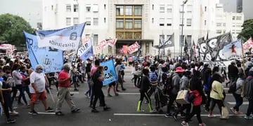 Organizaciones sociales cortan la avenida 9 de Julio