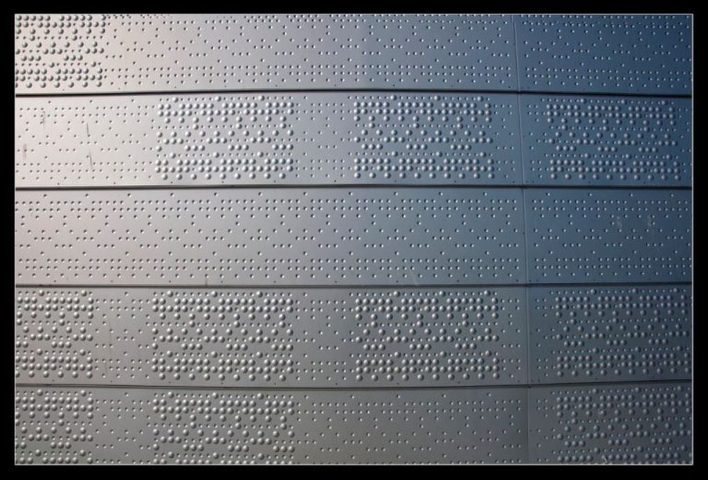 Pentagrama musical hecho en braille.
