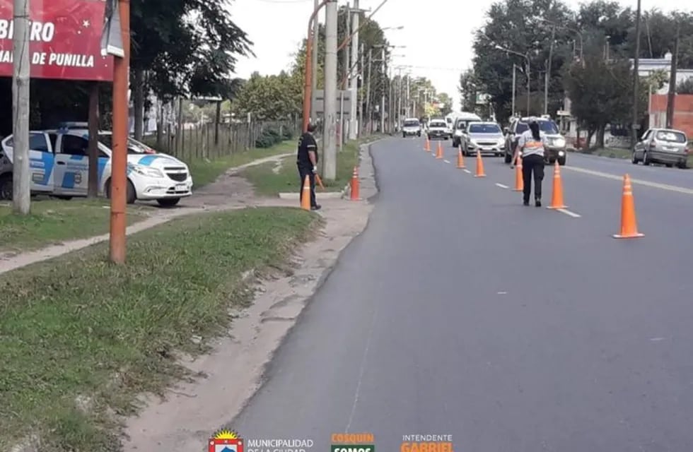 Controlan los accesos a la ciudad de Cosquín. (Foto: Municipal).