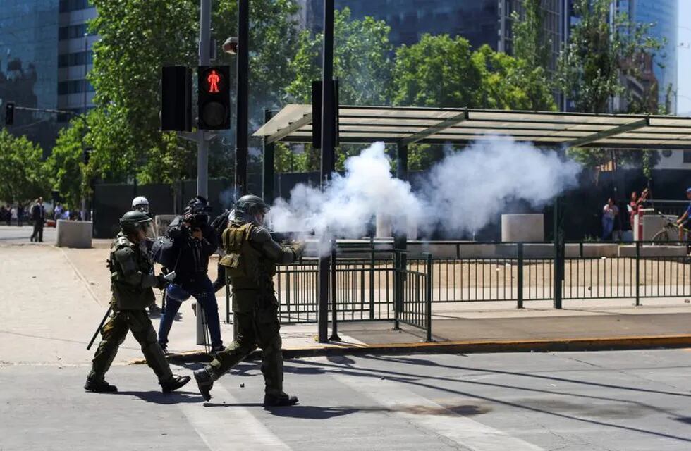 Carabineros dispersan a los manifestantes en Santiago de Chile. (REUTERS)