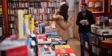 Las librerías volvieron a recibir clientes pero sontinúan con el sistema de delivery (Pedro Castillo)