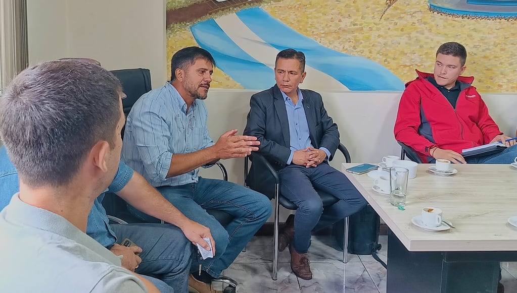 El secretario de Producción e Industria de Perico, Martín Llanos (centro), y el jefe de gabinete municipal, Javier Giubergia, encabezaron la reunión.