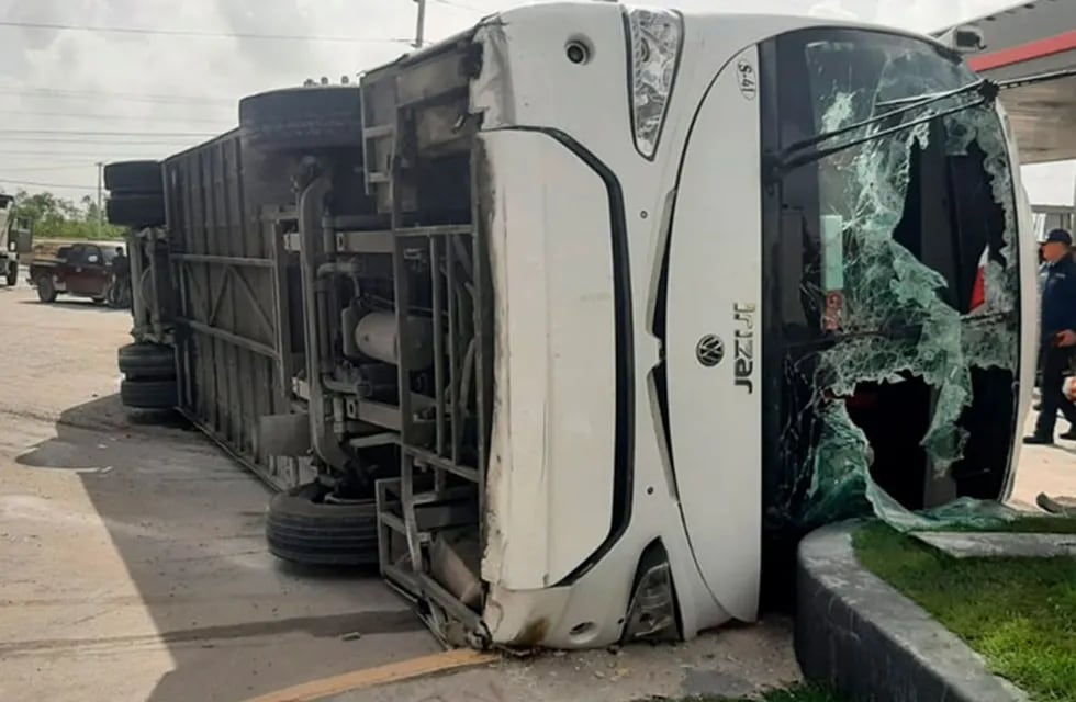 Destruido. Así quedó el ómnibus que trasladaba turistas en Punta Cana. Dos cordobeses se salvaron de milagro (Cadena Río Twitter).
