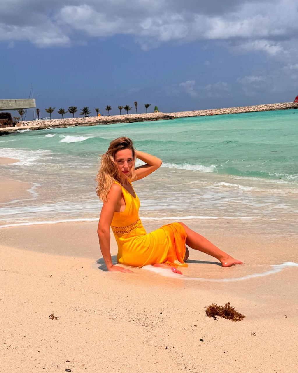 Luciana Lopilato deslumbró con un outfit de playa ultra escotado: “Sacando a la luz unas fotitos…”
