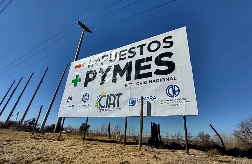La carterlería que está en la ruta 40 con el mensaje dirigido a los gobiernos nacional y provincial: "Menos impuestos, más pymes"