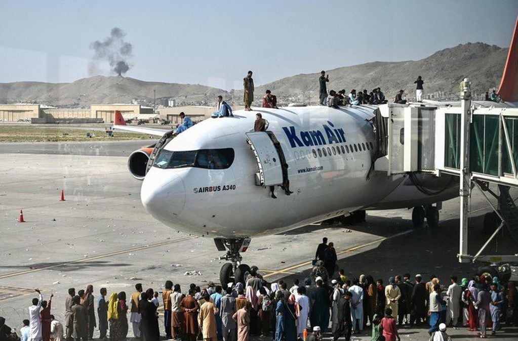 Una multitud de afganos se trepa a un avión en el aeropuerto de Kabul en un intento desesperado por abandonar Afganistán.