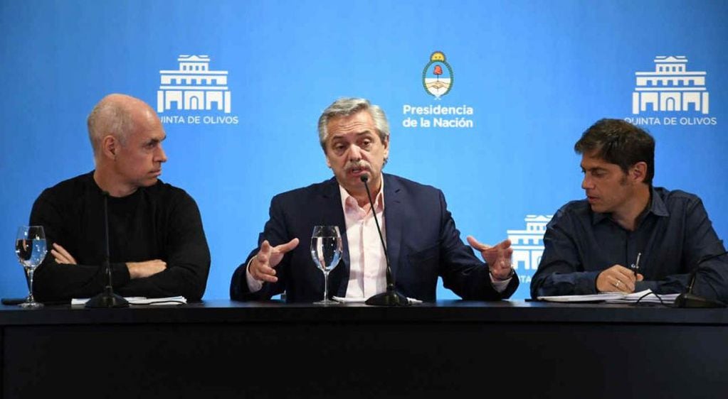 Horacio Rodríguez Larreta, Alberto Fernández y Axel Kicillof en la conferencia de prensa. (Clarín)