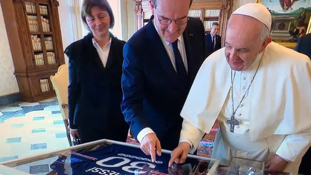 El Papa Francisco con la camiseta de MessI