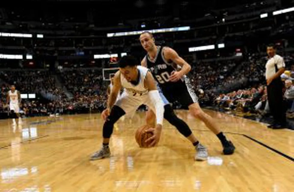 DEN14. DENVER, CO (EE.UU.), 05/01/2016.- El jugador Jamal Murray (i) de Denver Nuggets en acción ante Manu Ginobili (d) de San Antonio Spurs hoy, jueves 5 de enero de 2017, durante un partido de baloncesto de la NBA entre San Antonio Spurs y Denver Nugget