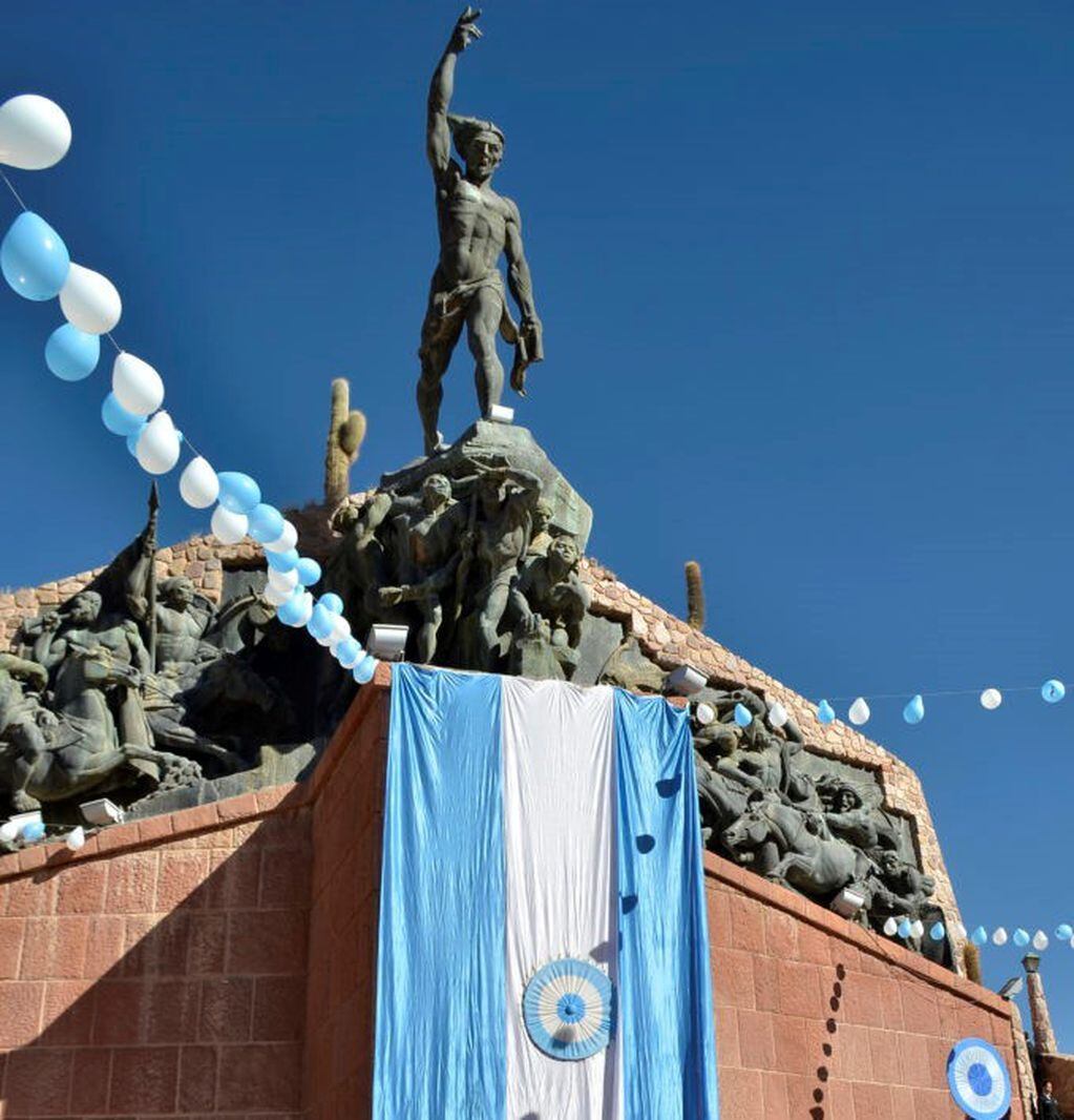 Jujuy rinde homenaje a los héroes de la Independencia, con un monumento erigido en Humahuaca.