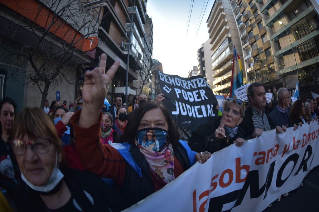 Largas columnas marchando por las calles céntricas de Córdoba, en repudio al atentado a Cristina (Facundo Luque / La Voz)
