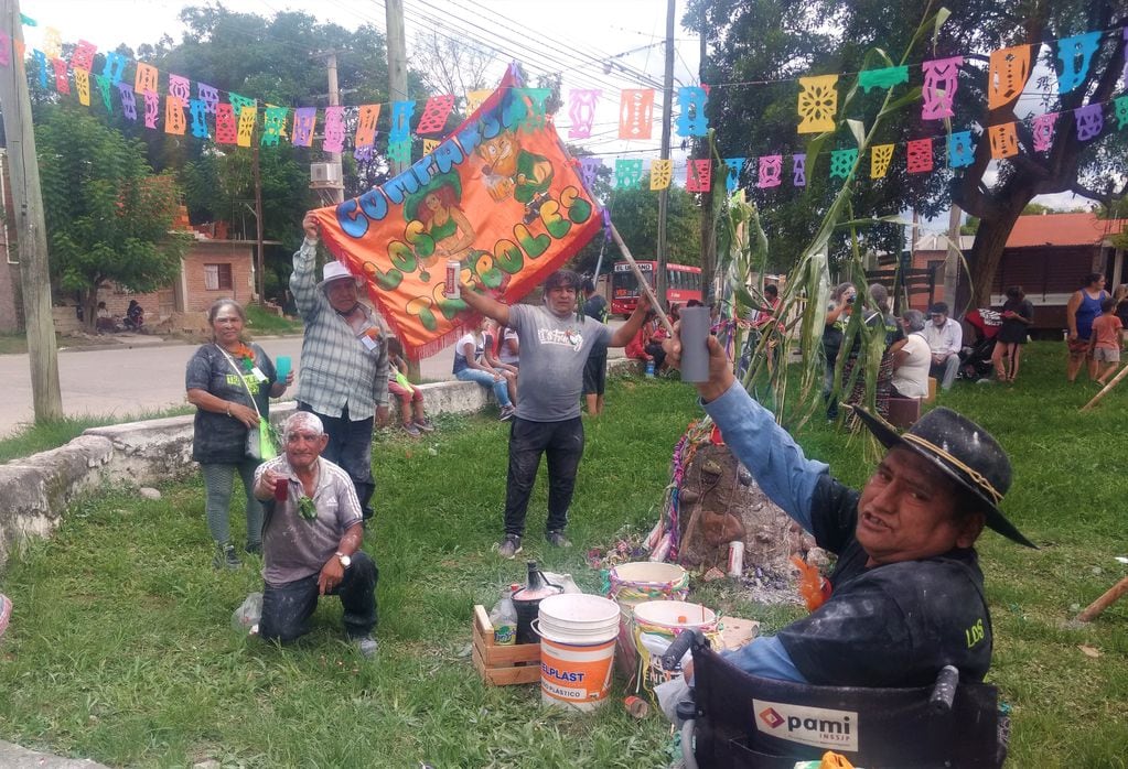 Pasado el mediodía de este sábado, la comparsa "Los Tréboles" del barrio Campo Verde de San Salvador de Jujuy se congregó con sus banderas en torno al mojón de la avenida Castro Barros para desenterrar el carnaval 2022.
