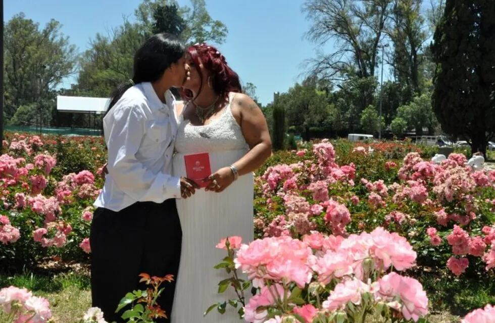 Rosa y Paola fueron las protagonistas de la primera unión entre personas del mismo sexo en El Rosedal del Parque de la Independencia de Rosario a fines de 2017. (@munirosario)