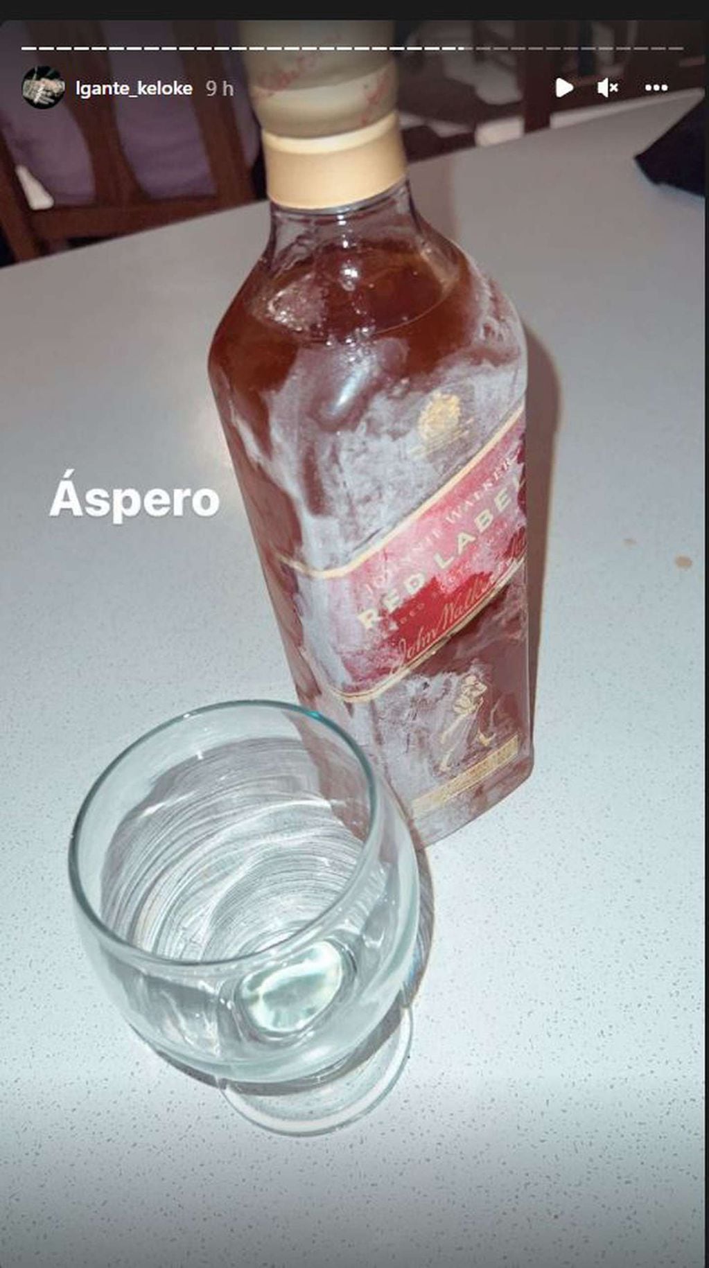 La foto que subió L-Gante junto al comentario "Áspero" en referencia a la botella congelada de whisky.