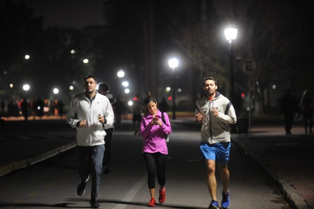 Gente corriendo en la Ciudad de Buenos Aires. (Foto: Clarín)