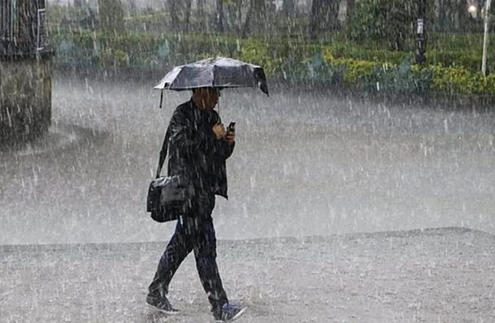 Persona con un paragua bajo la lluvia en Posadas