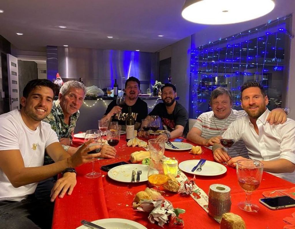 Lionel Messi y Antonela Roccuzzo celebraron el Año Nuevo con una gran reunión familiar (@rodrigo.messi10)