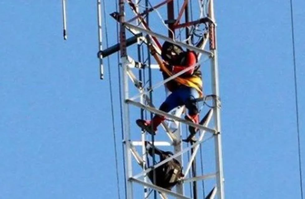Hombre araña en la antena de la UTN.