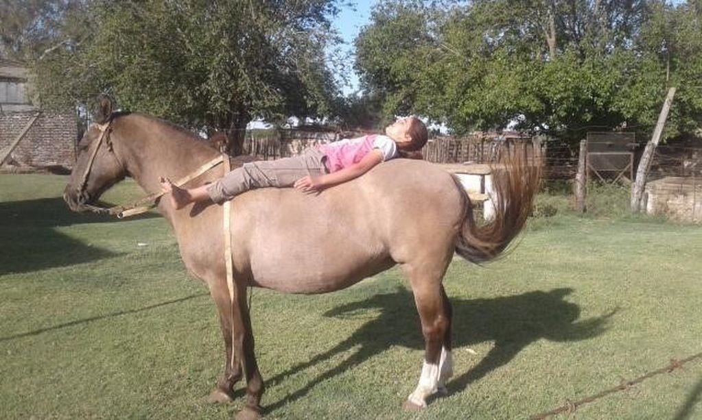 Victoria Rovetto, con 12 años, es amansadora de caballos en General Cabrera, Córdoba, y su técnica es furor en cada encuentro de animales de este tipo en el interior.