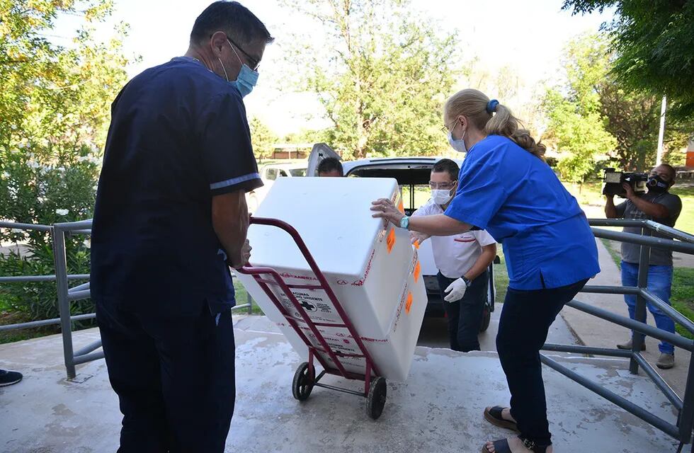 Funcionarios del ministerio de Salud reciben las cajas conservadoras con las 4.500 dosis de la vacuna Sinopharm recibidas hoy. Gentileza Gobierno de San Luis