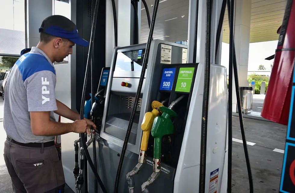 Aumento de precios de los combustibles en estación YPF. J(osé G Hernández/La Voz)