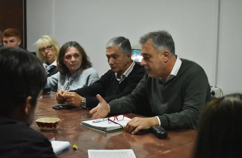 Luis Castellano encabezó una reunión de gabinete, en el barrio Virgen del Luján