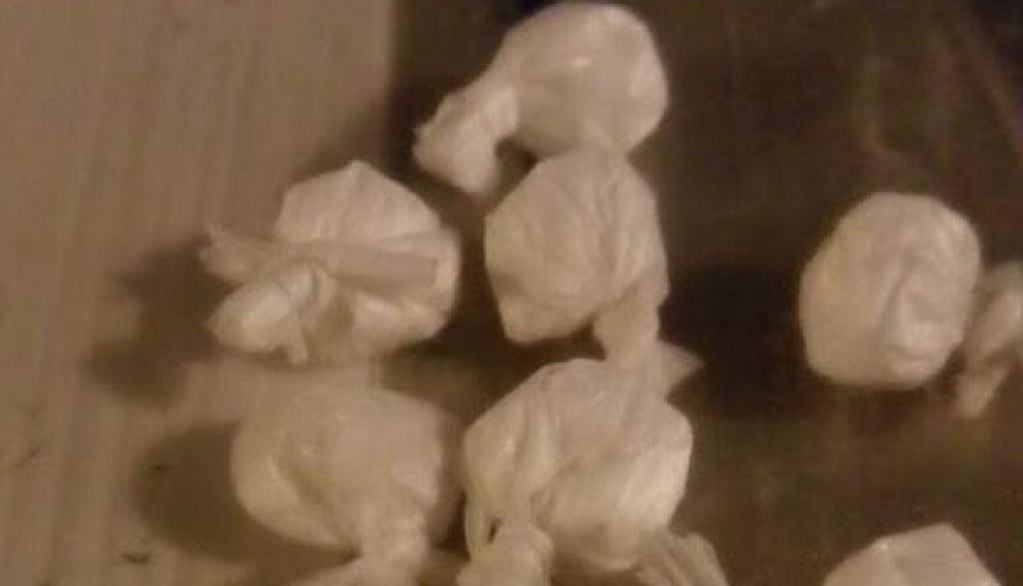 50 bochas de cocaína fueron incautadas además de otros elementos relacionados a la venta y consumo de drogas