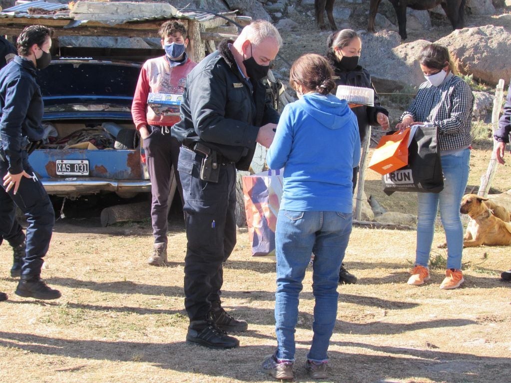 Personal policial y municipio asisiten a familia en Pampa de Achala