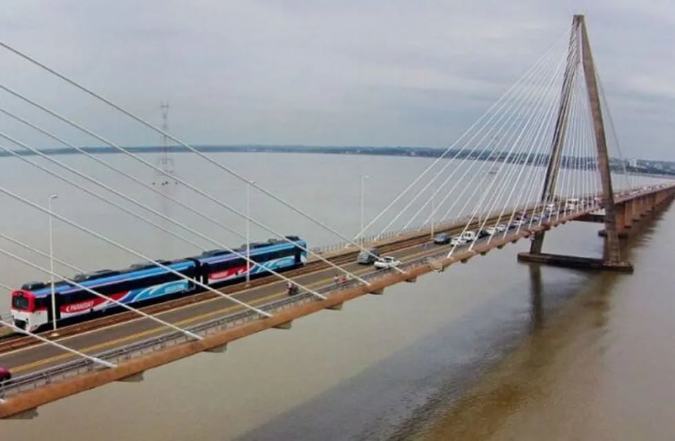 Un marino paraguayo evitó que un hombre se tire del puente San Roque González de Santa Cruz.