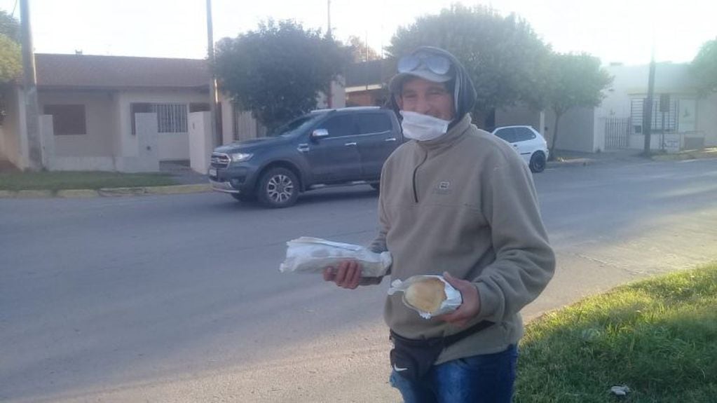 Walter Luque vende pan casero en la esquina de Mariano Moreno y Carlos Pontin en Arroyito