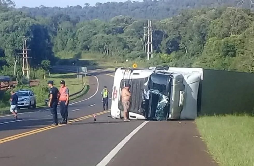 Capioví: volcó un camión brasileño en una curva de la Ruta 12