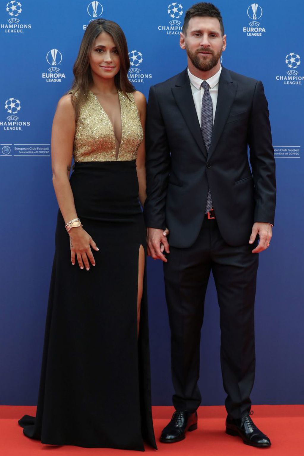 Antonela Roccuzzo junto Messi en el sorteo de la Champions League. (Photo by Valery HACHE / AFP)