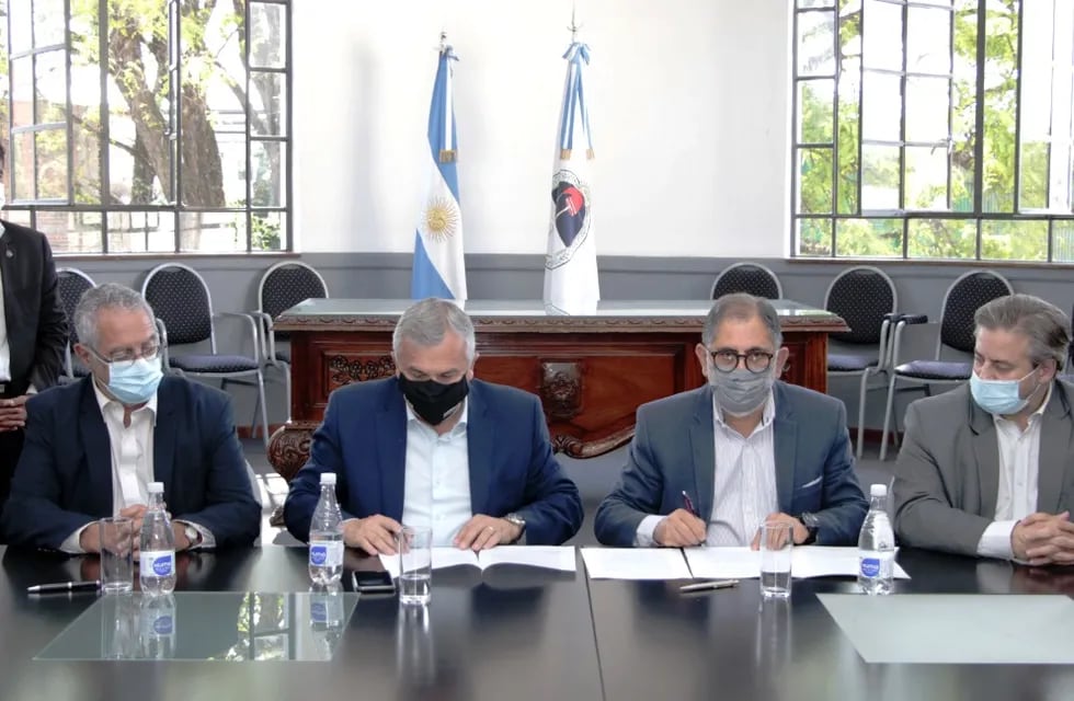 Bouhid, Morales, Jorge y Millón, al momento de firmar el convenio entre el Ministerio de Salud y la Municipalidad de San Salvador de Jujuy.