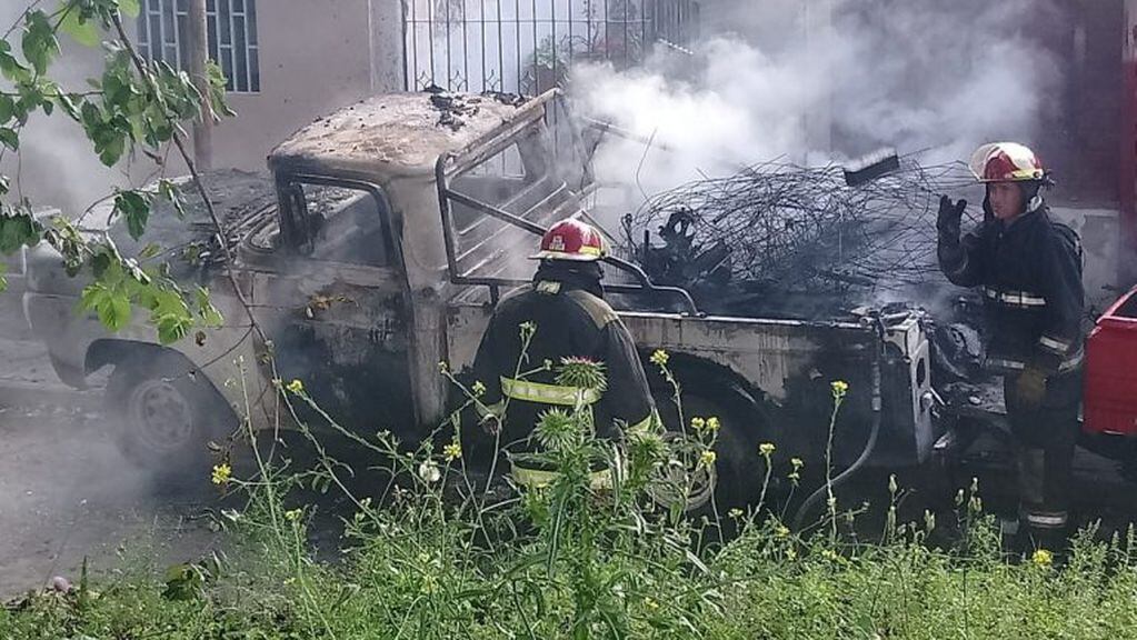 Camioneta prendida fuego en Alta Gracia