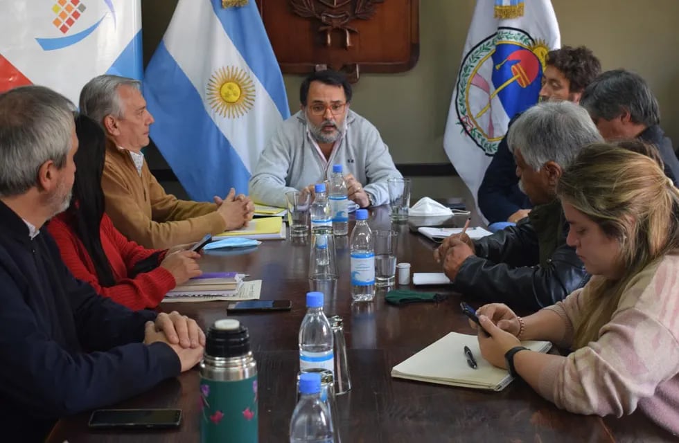 El concejal Lisandro Aguiar encabezó la reunión de los ediles capitalinos con el secretario Marenco, para avanzar en un proyecto para declarar a la ciudad en "emergencia funeraria".