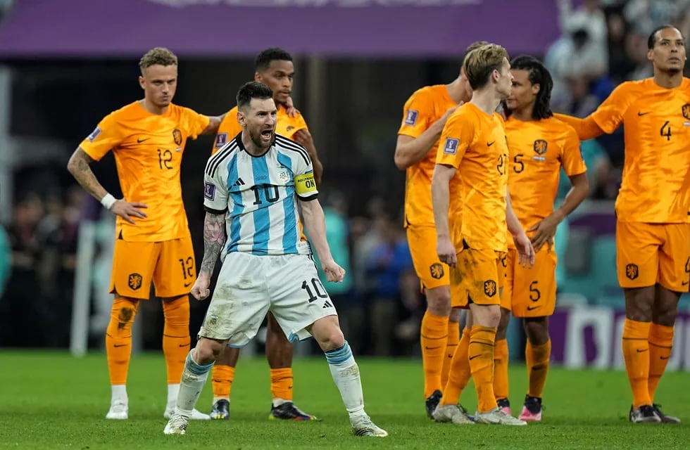El festejo de Lionel Messi contra los jugadores de Países Bajos.