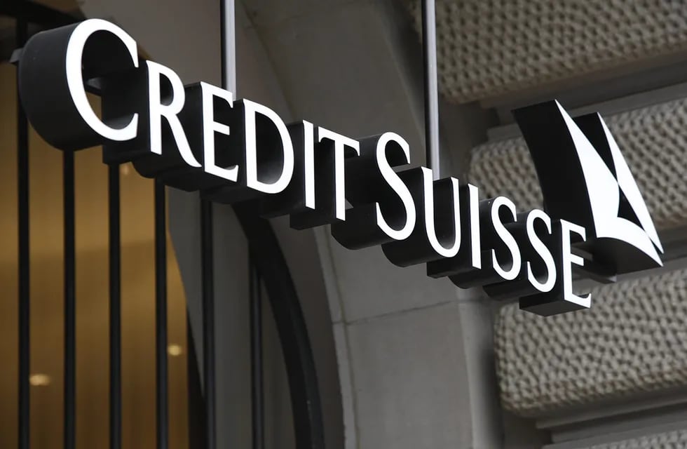 Caos financiero: el Credit Suisse se desploma 30% y toca su mínimo histórico.