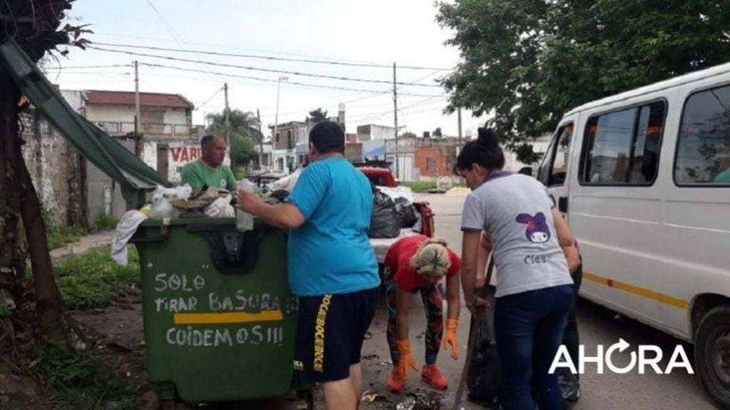 Los vecinos decidieron reunirse y juntar los desechos acumulados (AHORA).