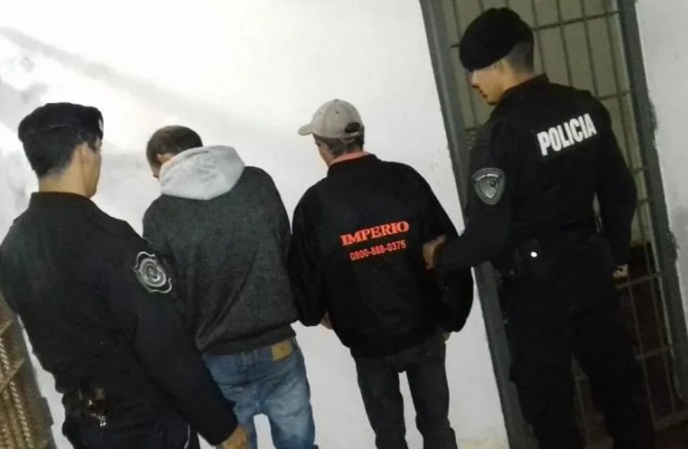 Feliciano S. y Héctor Julián A. quedaron detenidos por presunta complicidad en el crimen de Raquel Dos Santos. (Foto: Misiones Online)