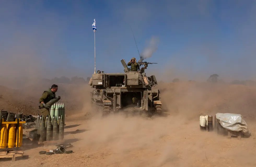 Una unidad de artillería móvil dispara un proyectil desde el sur de Israel hacia la Franja de Gaza, en un puesto cerca de la frontera de Israel y Gaza, el 6 de noviembre de 2023.