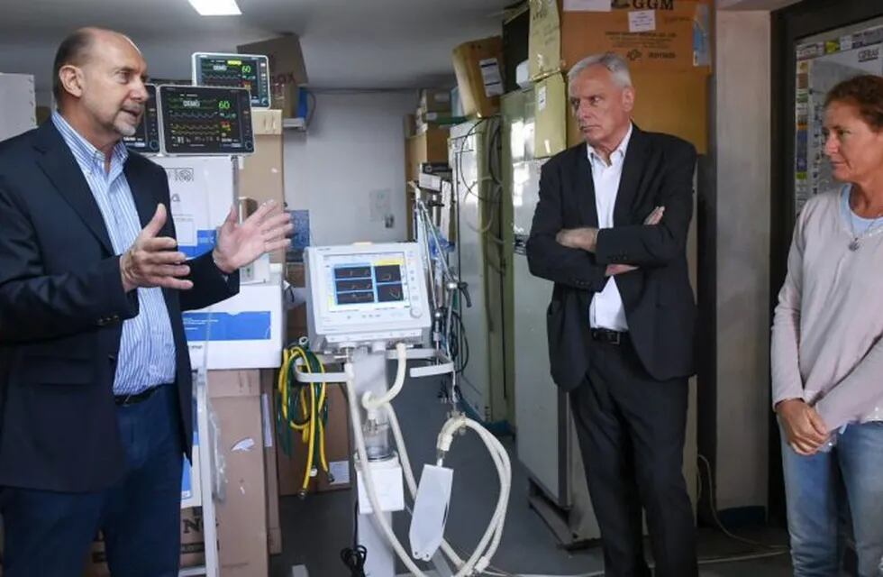 El gobernador Omar Perotti y el ministro Carlos Parola anunciaron este lunes la llegada de nuevo equipamiento para hospitales. (@gobsantafe)