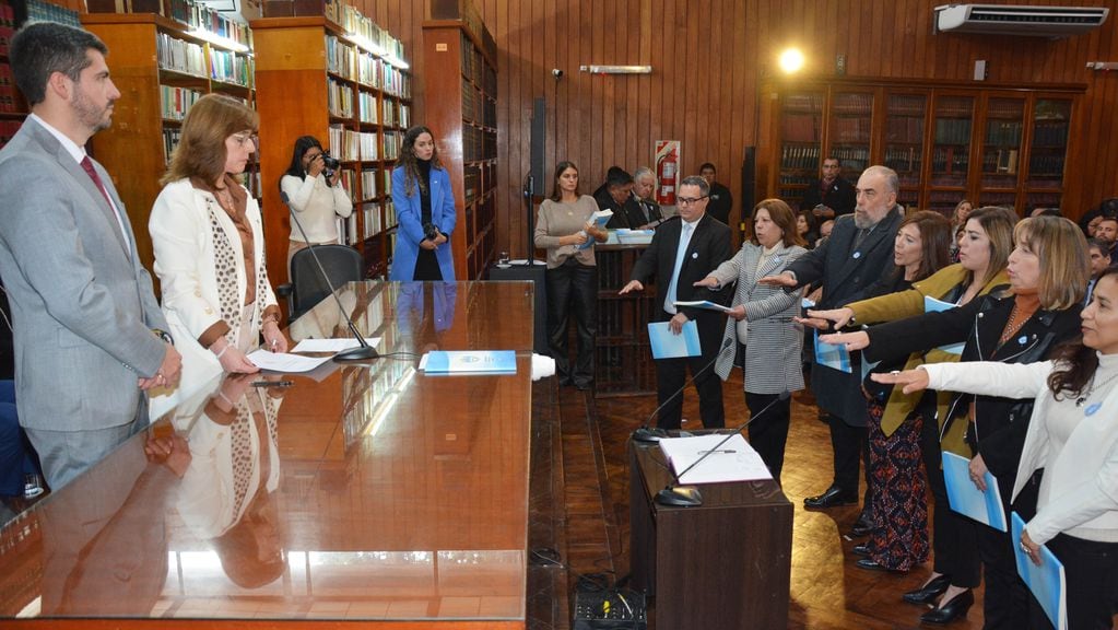La defensora general del Ministerio Público de la Defensa, Gabriela Burgos, toma el juramento a los miembros de su equipo.