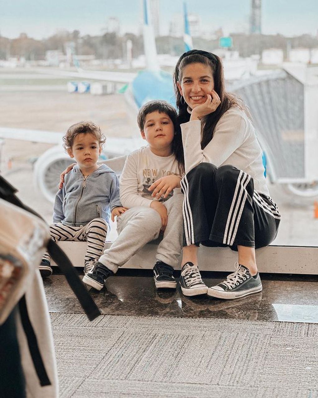 Juana y sus hijos a punto de embarcar al avión.